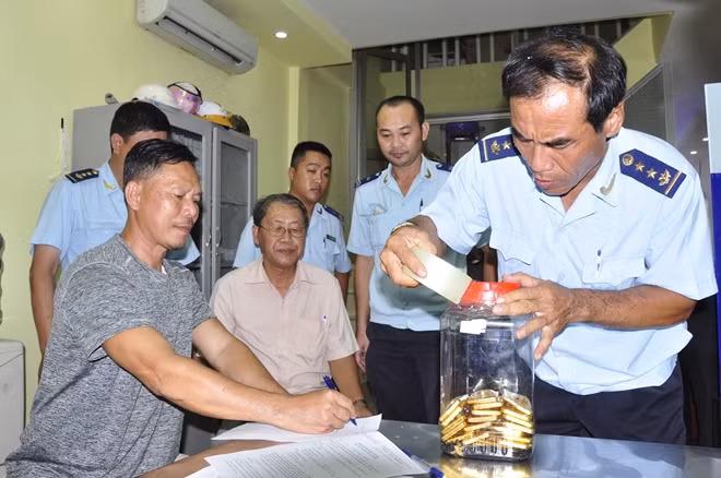 Đối tượng Rim Ri Linh, ký vào biên phạm tội quả tang