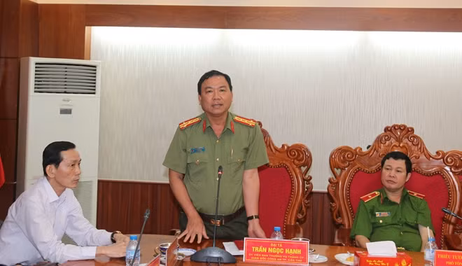 Đại tá Trần Ngọc Hạnh phát biểu tiếp thu ý kiến chỉ đạo của đồng chí Thứ trưởng.