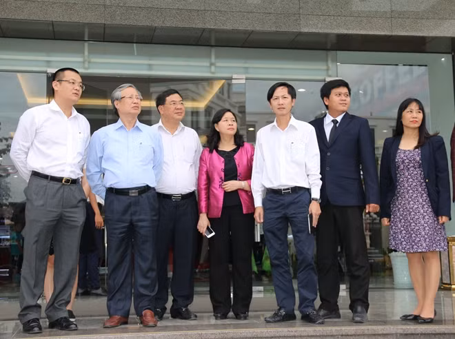 Đồng chí Trần Quốc Vượng, cùng đoàn công tác đến thăm Trung tâm thương mại Vincom Plaza Xuân Khánh (Cần Thơ).