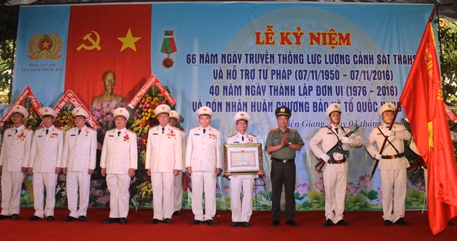 Thừa ủy quyền của Chủ tịch nước, Thứ trưởng Phạm Dũng trao Huân chương Bảo vệ Tổ quốc hạng Ban của Chủ tịch nước tặng Trại giam Phước Hòa.