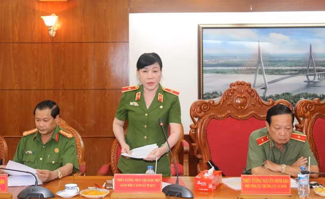 Thiếu tướng Trần Thị Ngọc Đẹp, Giám đốc Cảnh sát PCCC TP Cần Thơ, báo cáo với đồng chí Thứ trưởng về công tác của đơn vị 10 tháng đầu năm 2016.