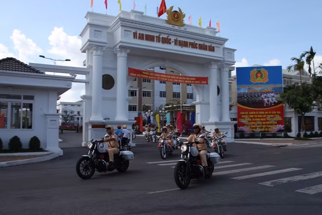 Lực lượng CSGT Công an TP Cần Thơ ra quân đảm bảo TTATGT trên địa bàn.