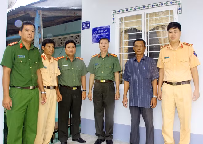 Đại diện Báo CAND, Công ty Vũ Linh và Công an huyện Cờ Đỏ, bàn giao nhà tình nghĩa cho 2 đồng chí cán bộ Công an huyện.
