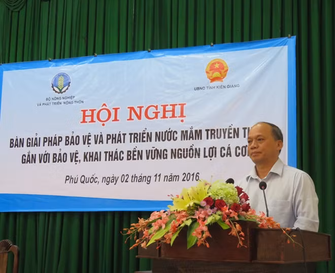 Thứ trưởng Bộ NN&PTNT Vũ Văn Tám phát biểu tại hội nghị.