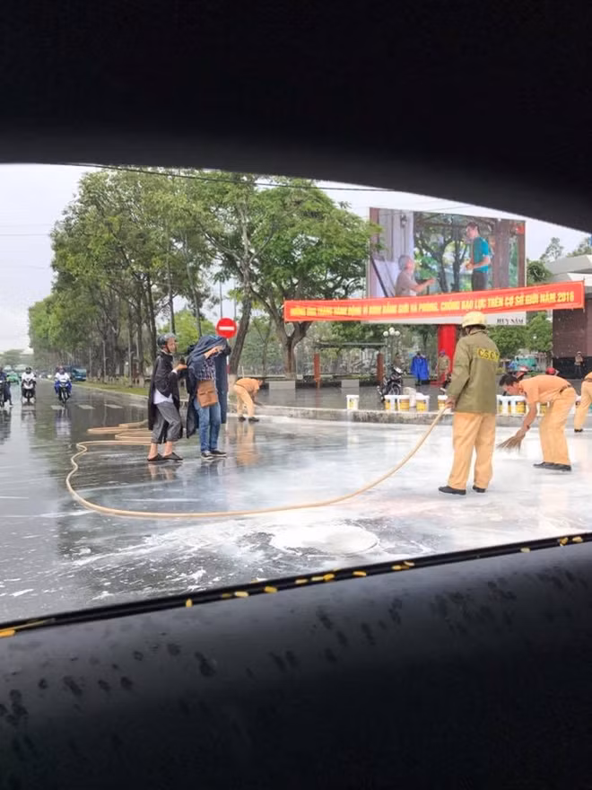 Lực lượng CSGT Công an quận Ninh Kiều, giúp tài xế thu dọn sạch sơn bị đổ xuống đường.