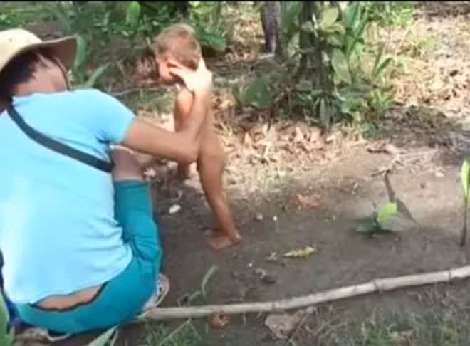 Hình ảnh người đàn ông tên Dũng đang hành hạ cháu bé (ảnh cắt ra từ clip)