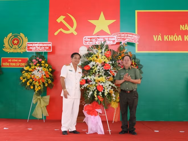 Trung tướng Nguyễn Thanh Nam, tặng hoa chúc mừng nhà trường nhân dịp khai giảng năm học mới.