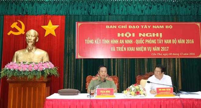 Đồng chí Sơn Minh Thắng và Thượng tướng Phạm Dũng, Thứ trưởng Bộ Công an, đồng chủ trì hội nghị.