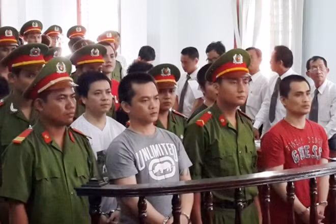 Hai anh em Hiền "Kháp" và Khánh (áo thu) trước vành móng ngựa để trả giá cho hành vi côn đồ của mình.