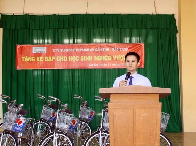 Ông Võ Thiên Ân, đại diện Công ty Suntory Pepsico phát biểu tại lễ trao tặng xe đạp cho học sinh nghèo hiếu học huyện Cờ Đỏ (TP Cần Thơ).