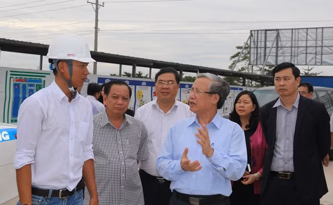 Đồng chí Trần Quốc Vượng, cùng đoàn công tác thăm công trình xây dựng nhà máy sản xuất giày xuất khẩu của Hàn Quốc, đóng trên địa bàn quận Cái Răng (Cần Thơ).