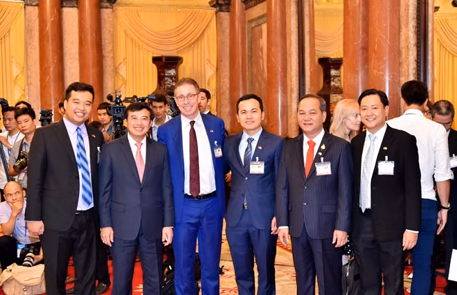 Chủ tịch Tập đoàn Phú Cường, cùng đại diện Bộ Công thương và các đối tác sau lễ ký kết.