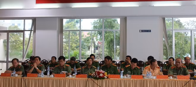 Lãnh đạo Văn phòng Bộ Công an, các Tổng cục, Vụ, Cục (thuộc Bộ Công an), cùng tham dự buổi làm việc tại Công an tỉnh Tiền Giang.