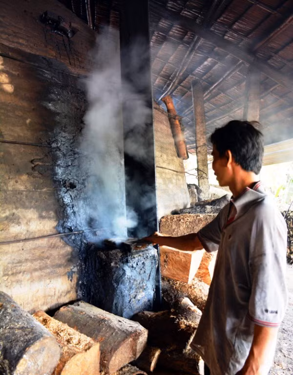 Có khoảng 1.800 lò hầm than đang hoạt động tại các làng nghề ở Sóc Trăng và Hậu Giang.