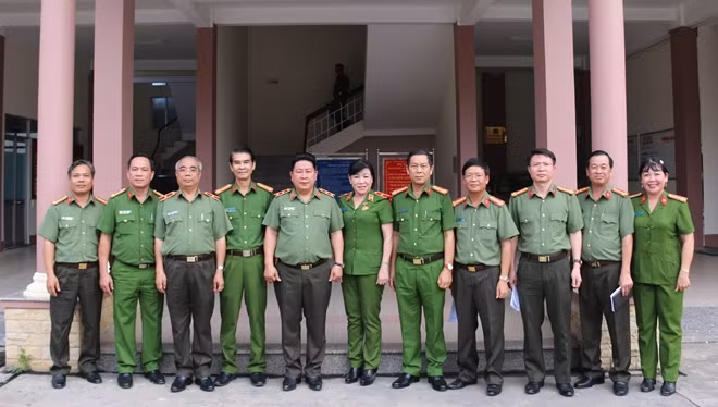 Thứ trưởng Bùi Văn Thành cùng đoàn công tác và Ban giám đốc Cảnh sát PCCC TP Cần Thơ.