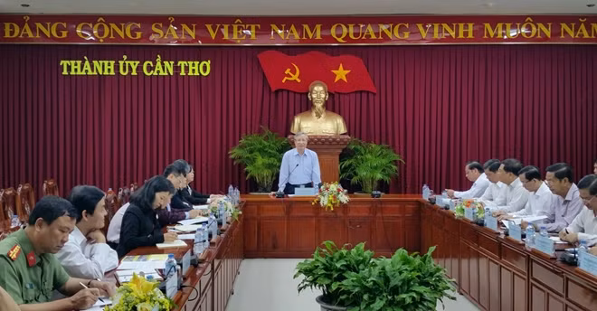 Đồng chí Trần Quốc Vượng, phát biểu chỉ đạo tại buổi làm việc với Ban Thường vụ Thành ủy Cần Thơ.