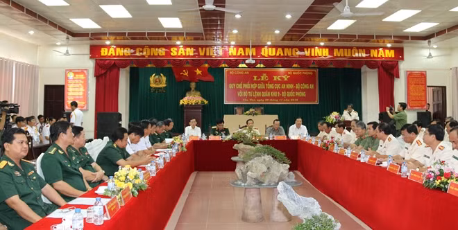 Các đại biểu tham dự lễ ký kết giữa Tổng cục An ninh (Bộ Công an) và Bộ Tư lệnh Quân khu 9 (Bộ Quốc phòng).