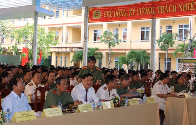 Các đại biểu và học viên tham dự lễ khai giảng năm học mới 2016 - 2017