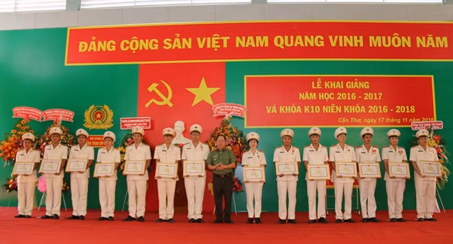 Trung tướng Nguyễn Thanh Nam tặng Bằng khen của Tổng cục Chính trị CAND cho các giảng viên dạy giỏi cấp trường năm học 2015 -2016.
