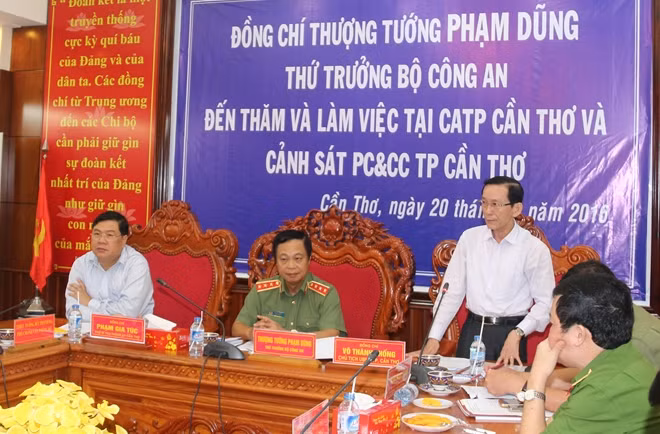 Ông Võ Thành Thống, Chủ tịch UBND TP Cần Thơ phát biểu tại buổi làm việc.