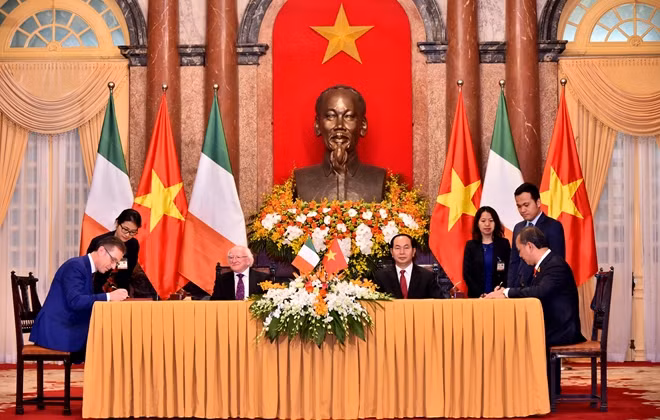 Chủ tịch nước Trần Đại Quang và Tổng thống Ai-len Michael D.Higgins chứng kiến lễ ký thỏa thuận hợp tá giữa Tập đoàn Phú Cường với Tập đoàn GE (Hoa Kỳ) và Tập đoàn Mainstream (Ai-len)