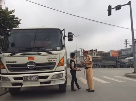 CSGT kiểm tra các phương tiện vi phạm trong ngày nghỉ lễ.