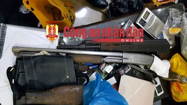 Cận cảnh khẩu súng AK , đạn dược cùng nhiều tang vật được Đức giấu tại nhà.