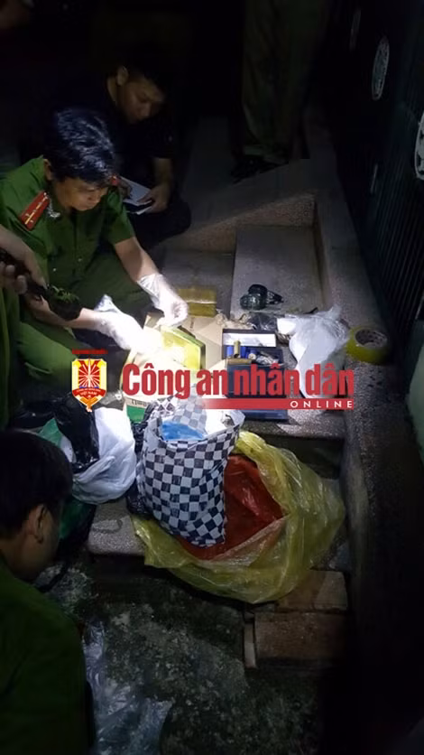 Lực lượng công an thu giữ ngay tại nhà Trần Bá Đức nhiều tang vật quan trọng liên quan hành vi mua bán ma túy của ông trùm ma túy này.
