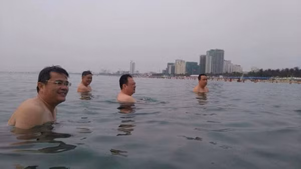 Sáng 30/4, tại bãi biển Phạm Văn Đồng, ông Nguyễn Điểm Giám đốc Sở Tài nguyên môi trường(TNMT), cùng nhiều các bộ của Chi cục bảo vệ môi trường TP. Đà Nẵng đã “tắm biển” để khẳng định “Biển Đà Nẵng an toàn”…