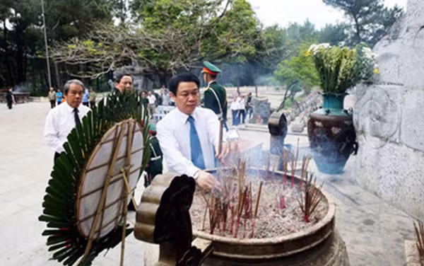 Phó Thủ tướng Vương Đình Huệ dâng hương tại Nghĩa trang liệt sĩ Quốc gia Đường 9, Quảng Trị.