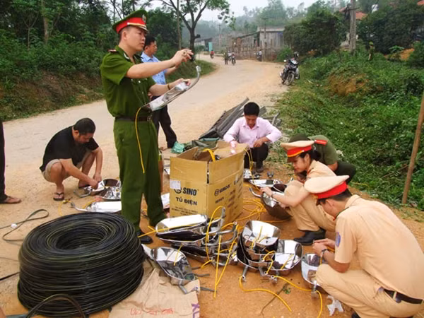 Cán bộ chiến sỹ Công an huyện Đồng Hỷ lắp đặt đèn chiếu sáng.