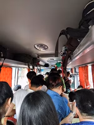 Trên một chuyến xe về quê có người ngồi, người đứng đủ cả. Dù bị nhồi nhét, đứng suốt dọc đường nhưng các “thượng đế” vẫn cam chịu.