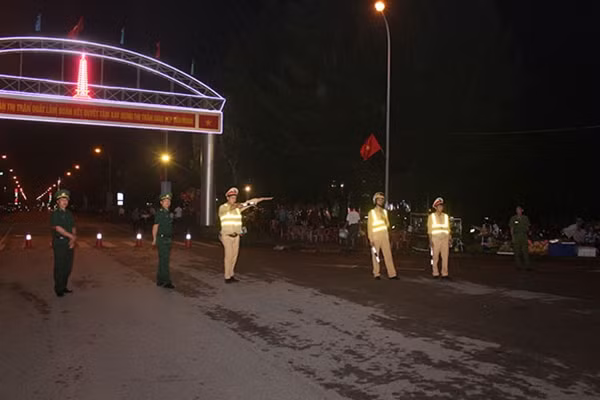 Lực lượng Công an, Quân đội phối hợp đảm bảo an ninh trật tự, an toàn giao thông phục vụ chương trình.
