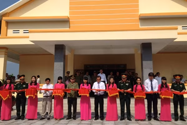Trung tướng Nguyễn Thanh Nam cùng các đại biểu cắt băng khánh thành Trung tâm Văn hoá-Thể thao-Học tập cộng đồng xã Tân Phong.