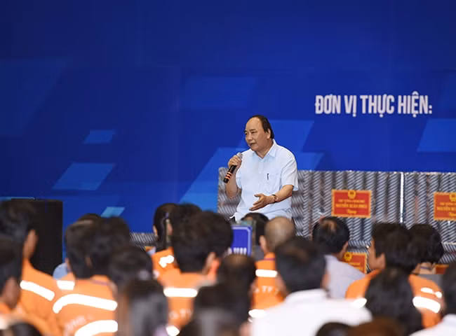 Thủ tướng Nguyễn Xuân Phúc đối thoại với khoảng 3.000 công nhân của 8 địa phương thuộc khu vực kinh tế trọng điểm phía Nam - Ảnh: VGP/Quang Hiếu.