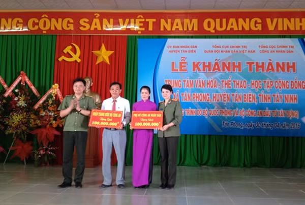 Đoàn thanh niên và Hội phụ nữ Bộ Công an đã trao tặng 200 triệu đồng cho UBND huyện Tân Biên.