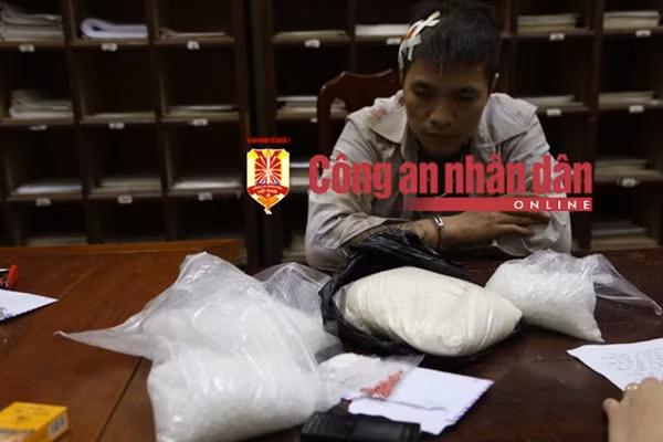 Trần Bá Đức cùng gần 3 kg ma túy đá được thu giữ quả tang tại hiện trường đánh án tại huyện Hữu Lũng chiều tối hôm qua.