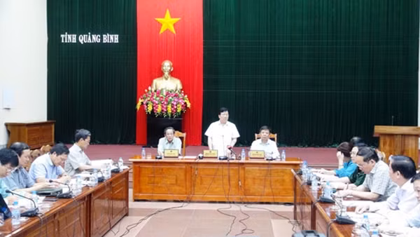 Phó Thủ tướng Trịnh Đình Dũng làm việc với lãnh đạo các tỉnh về việc khắc phục hậu quả cá biển chết và bàn phương án hỗ trợ người dân.