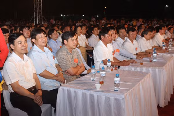 Đông đảo các đại biểu, du khách và bà con nhân dân tham dự chương trình.