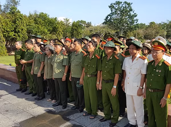 Đoàn cán bộ Công an hưu trí thăm Côn Đảo.