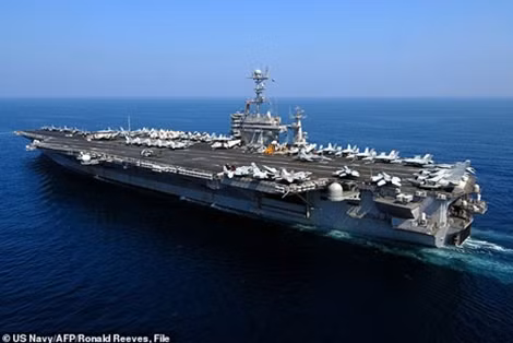 Tàu USS John C Stennis của Mỹ bị Trung Quốc từ chối cập cảng Hong Kong. Con tàu này được Lầu Năm Góc đưa đi tuần tra ở vùng biển quốc tế trên Biển Đông. Ảnh: US Navy/AFP.