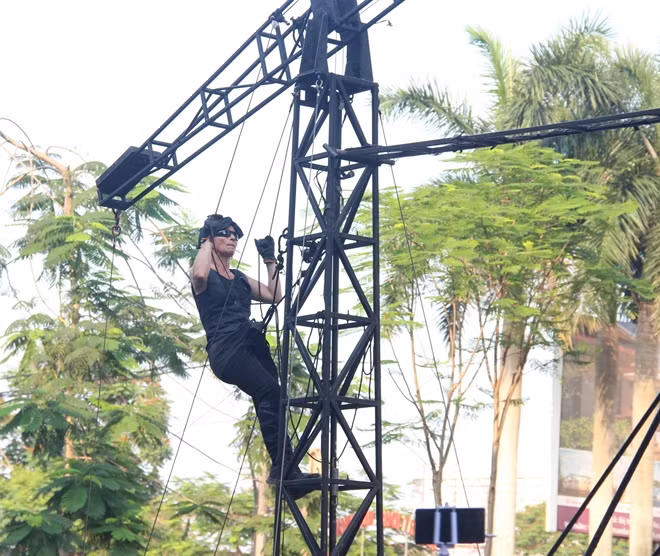 Các nghệ sĩ của đoàn L'Homme Debout tham gia điều khiển chú rối khổng lồ.