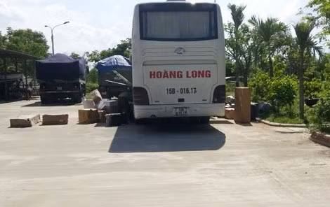 Xe khách Hoàng Long chở hàng lậu bị bắt giữ.