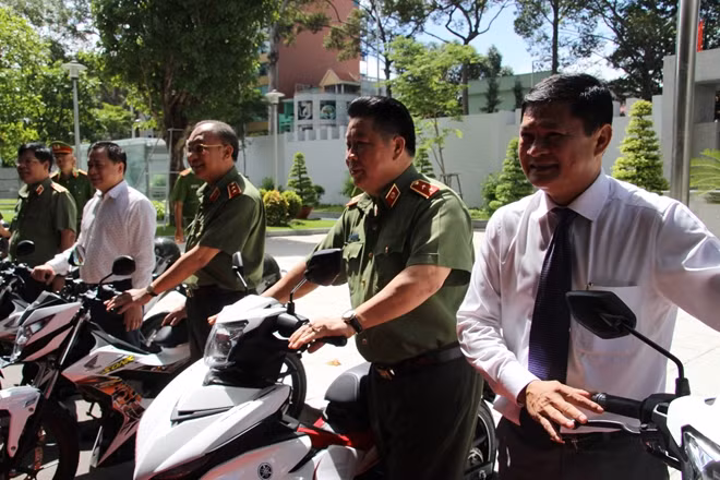 Thứ trưởng Bùi Văn Thành cùng các đại biểu dự lễ tiếp nhận xe.