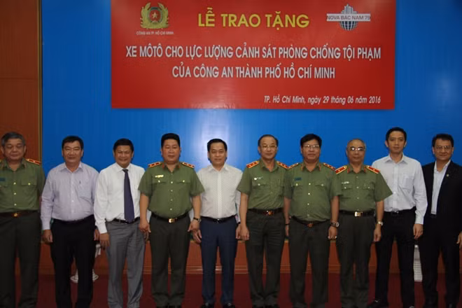 Thứ trưởng Bùi Văn Thành cùng các đại biểu dự lễ tiếp nhận xe.