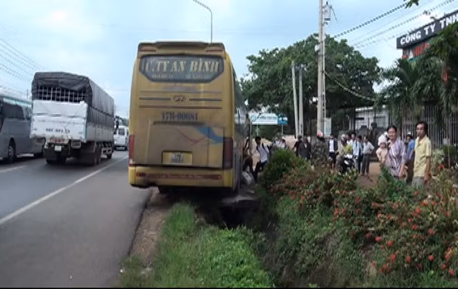 Chiếc xe khách giường nằm bị tai nạn.