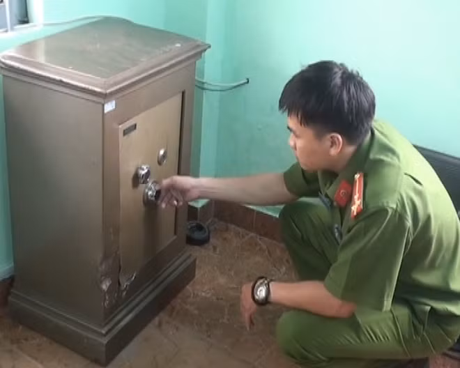 Chiếc két sắt bị bỏ lại đang được Công an tạm giữ.