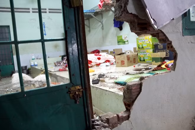 Vách tường phòng bị học viên cai nghiện đập phá để thoát ra ngoài.