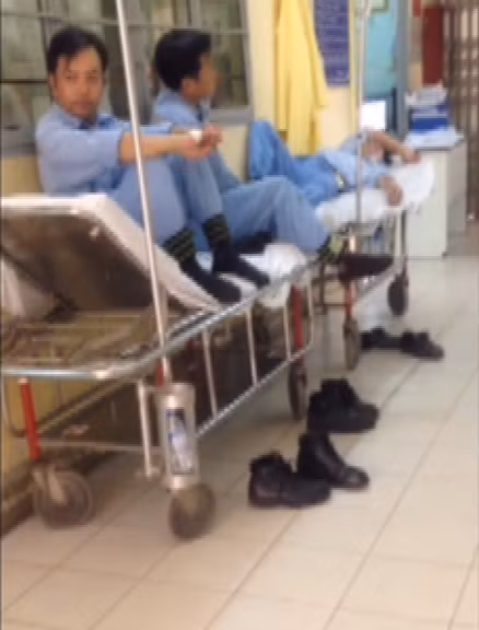 Công nhân bị ngộ độc đang điều trị tại bệnh viện. Công nhân bị ngộ độc đang điều trị tại bệnh viện.