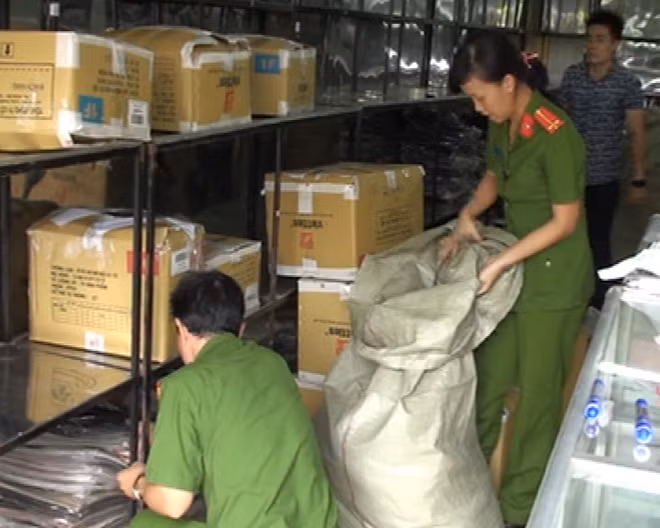 Công an kiểm tra lô hàng giả.